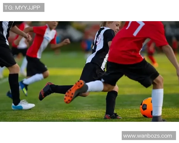 足球球星训练秘籍揭秘：从汗水到荣耀的背后故事与技巧提升